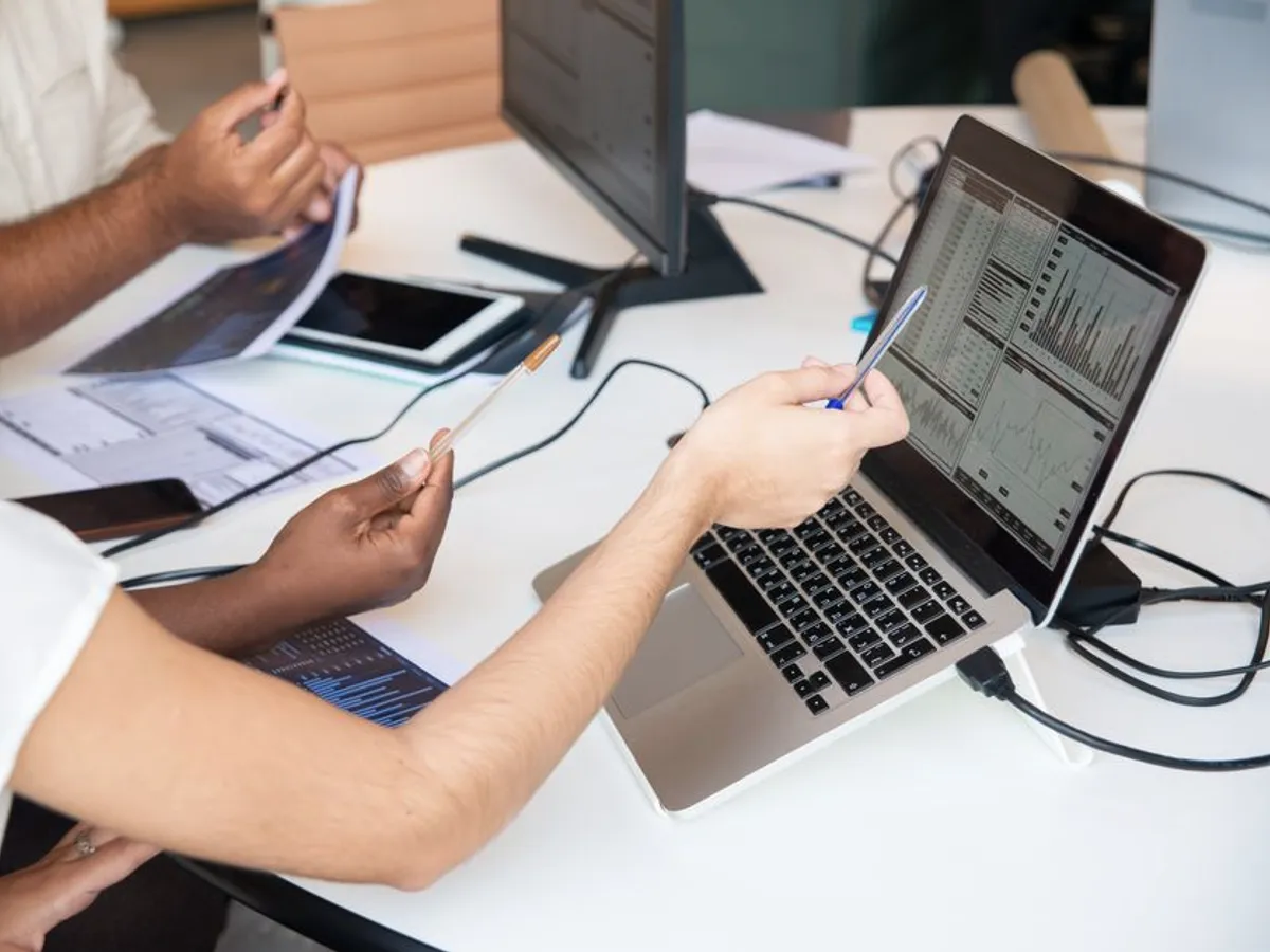 Profesionales analizando datos de costos y estructura en una laptop